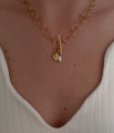 Złocona zawieszka z perłą Vander Jewelry – autorska biżuteria artystyczna ze srebra 925 wykonana w Polsce