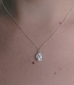 Naszyjnik Perełka Vander Jewelry noszony na szyi – elegancka biżuteria handmade z Polski