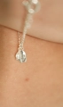 Srebrna bransoletka z perłą Vander Jewelry na nadgarstku – elegancka ręcznie wykonana biżuteria z Polski