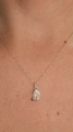 Naszyjnik Perełka Vander Jewelry noszony na szyi – elegancka biżuteria handmade z Polski