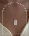 Srebrny naszyjnik Vander Jewelry z unikalną rzeźbiarską zawieszką – biżuteria handmade inspirowana naturą na modelce